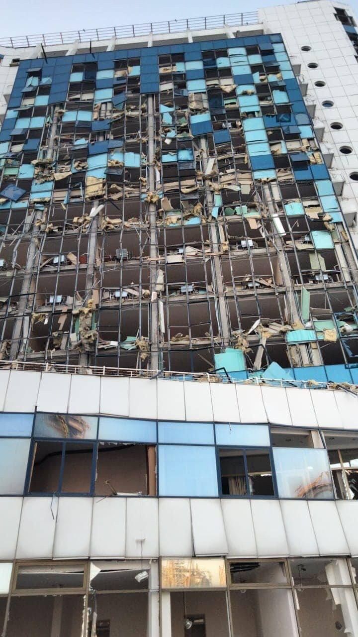 Обгорілі стіни і вибите скло: у мережі показали, який вигляд мають готель і морвокзал в Одесі після атаки РФ. Фото