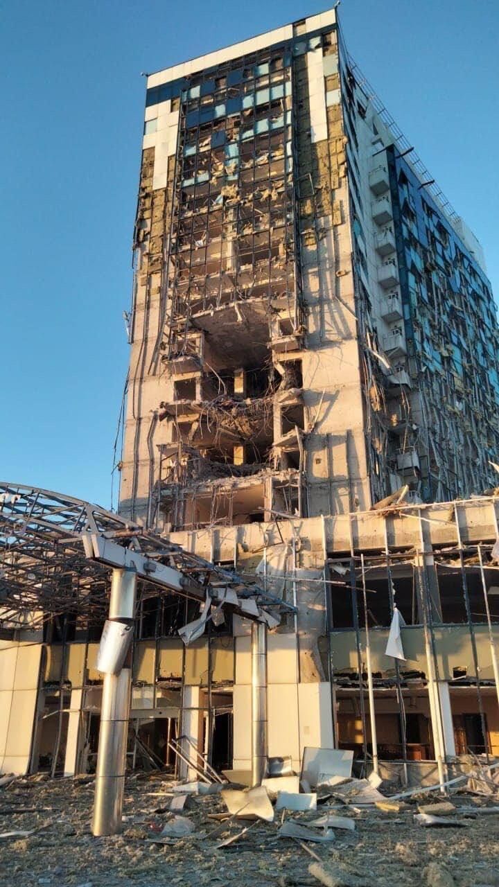 Обгоревшие стены и выбитые стекла: в сети показали, как выглядят отель и морвокзал в Одессе после атаки РФ. Фото