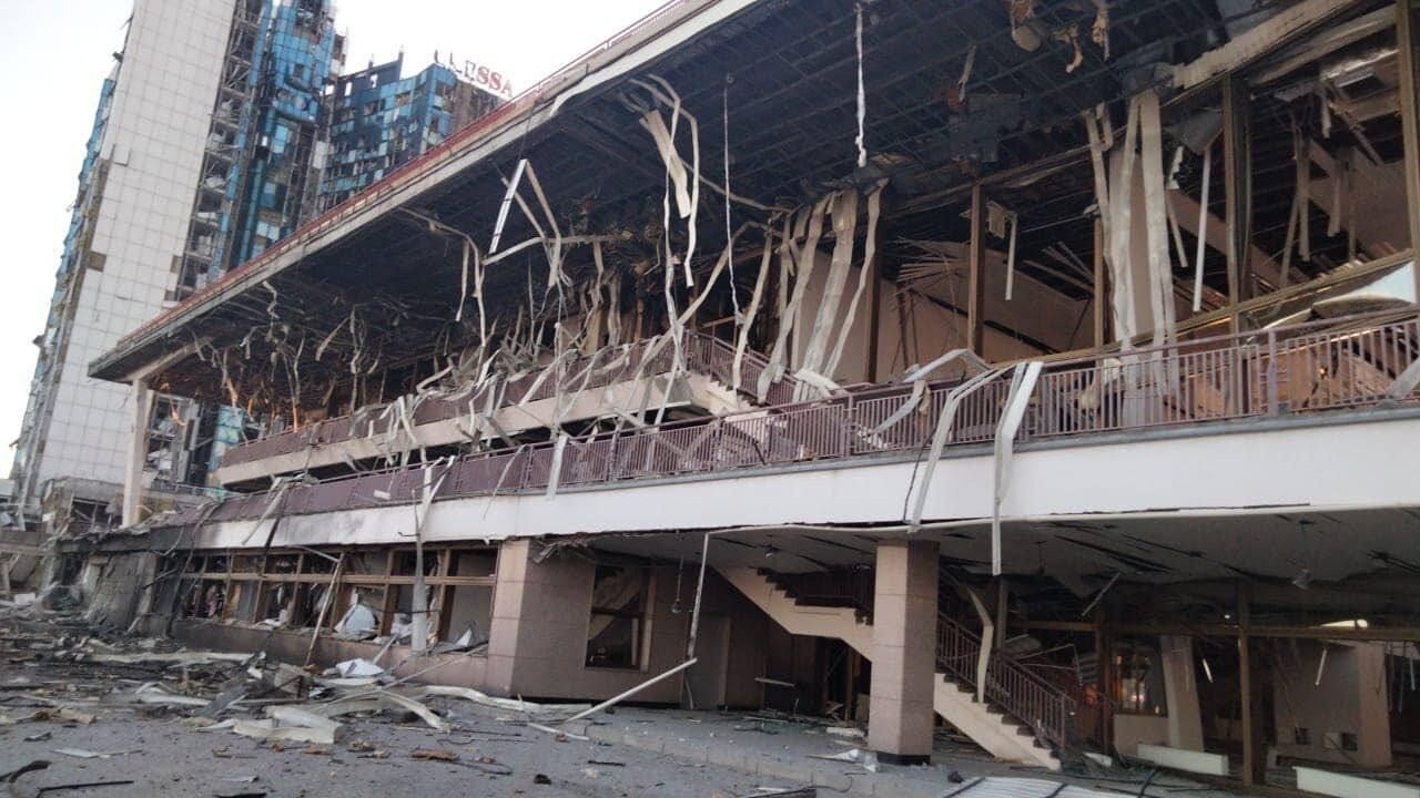Обгорілі стіни і вибите скло: у мережі показали, який вигляд мають готель і морвокзал в Одесі після атаки РФ. Фото