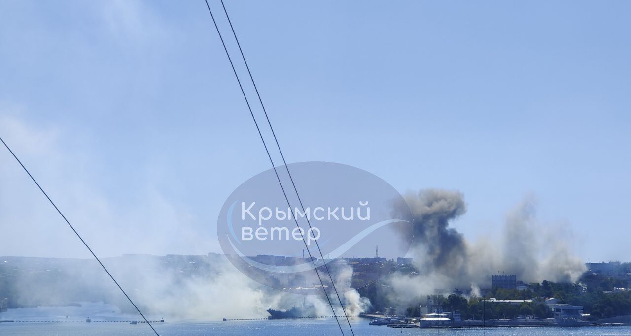 У Севастополі чули звуки, схожі на вибухи: окупанти заявили, що йде демонтаж "аварійних" конструкцій штабу ЧФ РФ. Фото