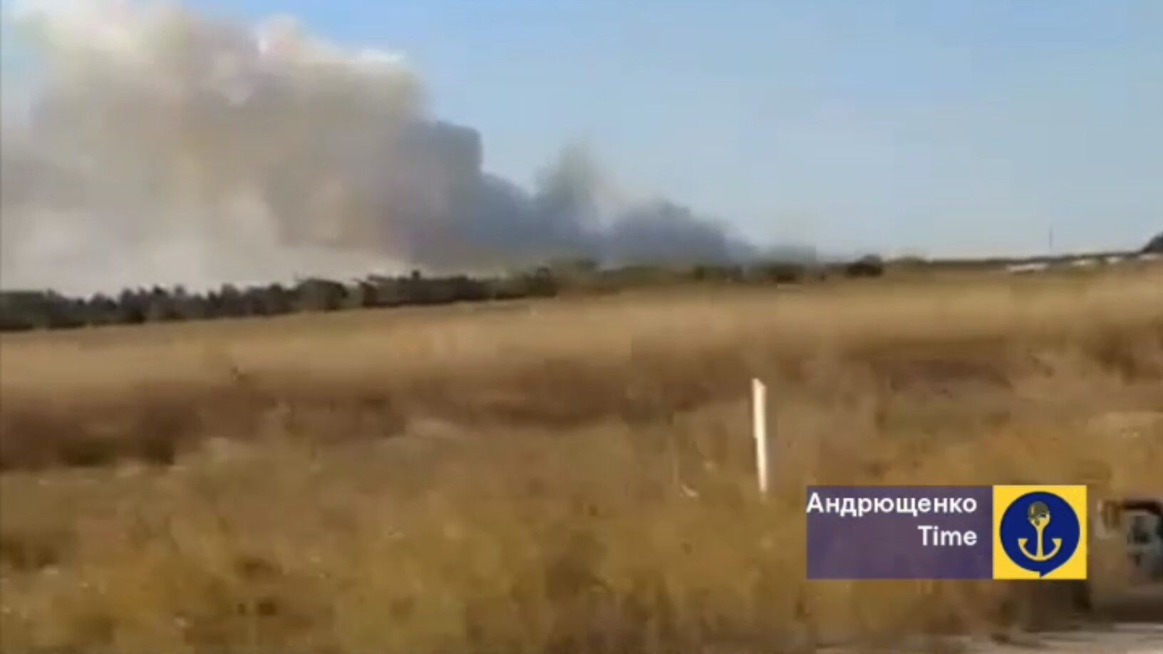 У районі окупованої Нової Каховки на Херсонщині горить склад армії РФ. Відео