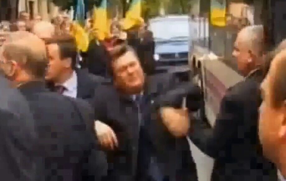 Рівно 19 років тому у Януковича зацідили яйцем: відео "легендарного замаху"