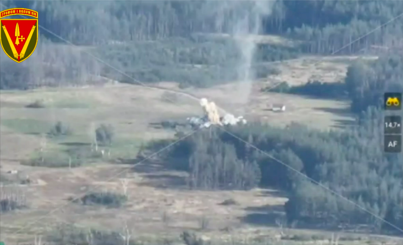 Уничтожают все, что находят: украинские артиллеристы показали эффектные удары по врагу. Видео