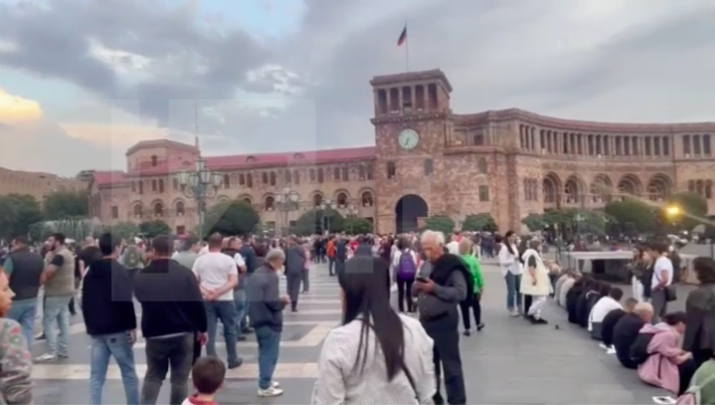 Пашиняну дали термін до 5 жовтня: у Єревані триває антиурядова акція протесту. Відео