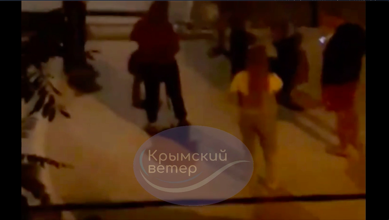 В Крыму воздушная тревога: люди пришли в укрытия, а они закрыты. Фото и видео