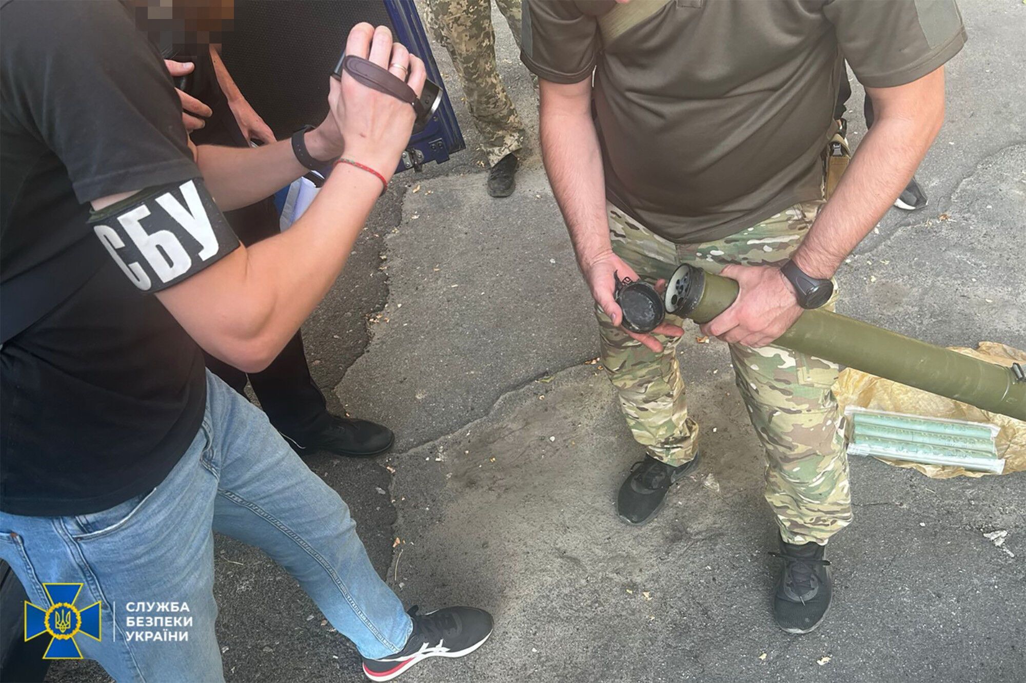 СБУ задержала в Херсоне священника УПЦ МП, торговавшего российским оружием и боеприпасами. Фото и видео