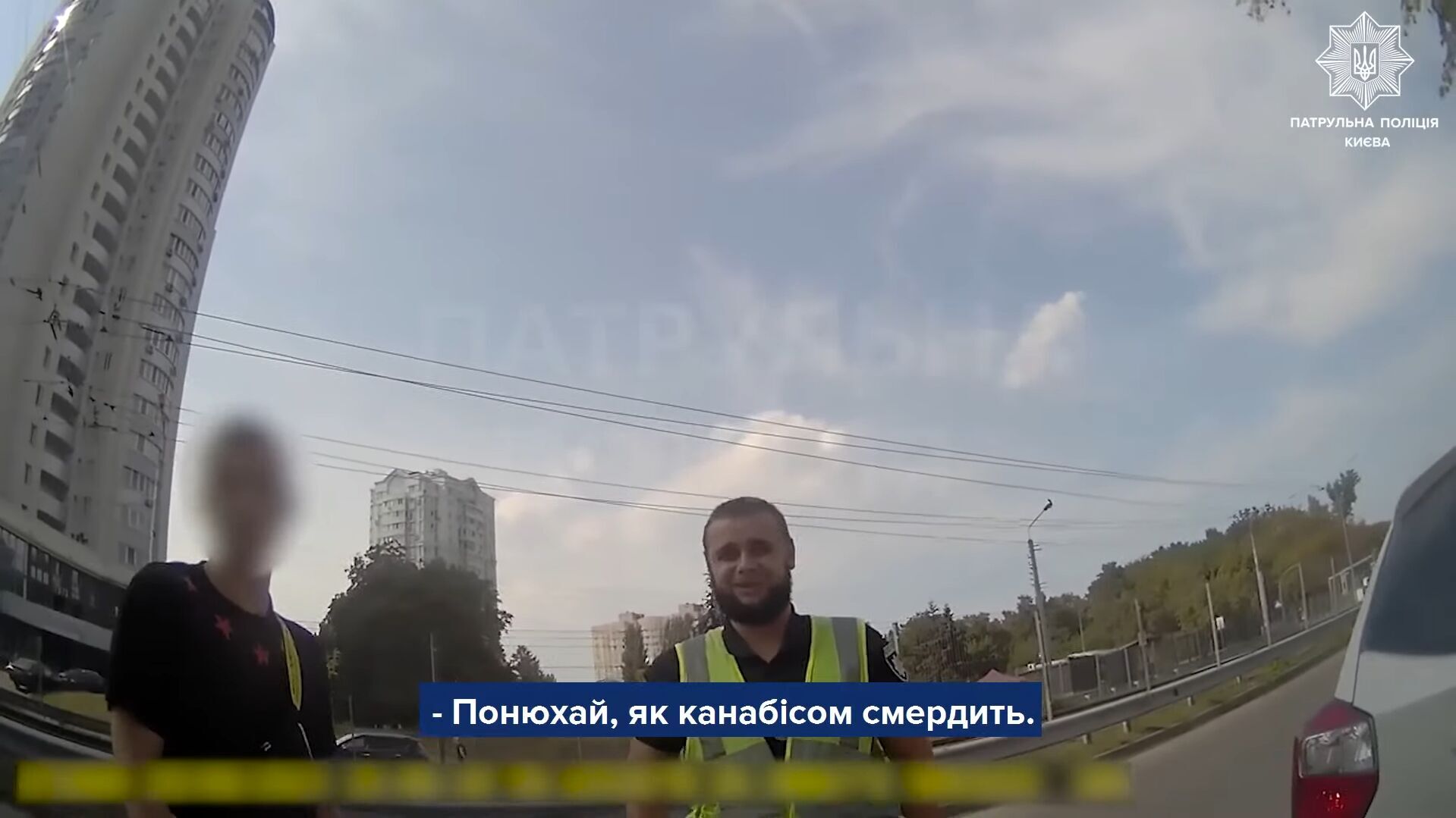 "Жевал жвачку": в Киеве водитель, вероятно, съел наркотики, когда его патрульные остановили для проверки. Видео