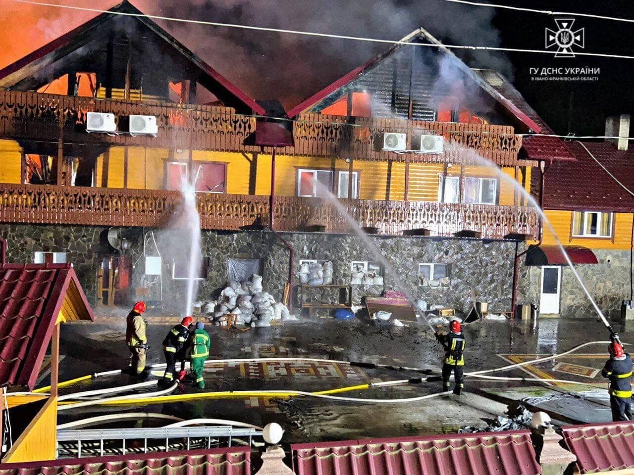 Пожар в комплексе "Сияние Карпат": в КГВА рассказали о состоянии 148 детей из столицы, отдыхавших на Прикарпатье. Фото