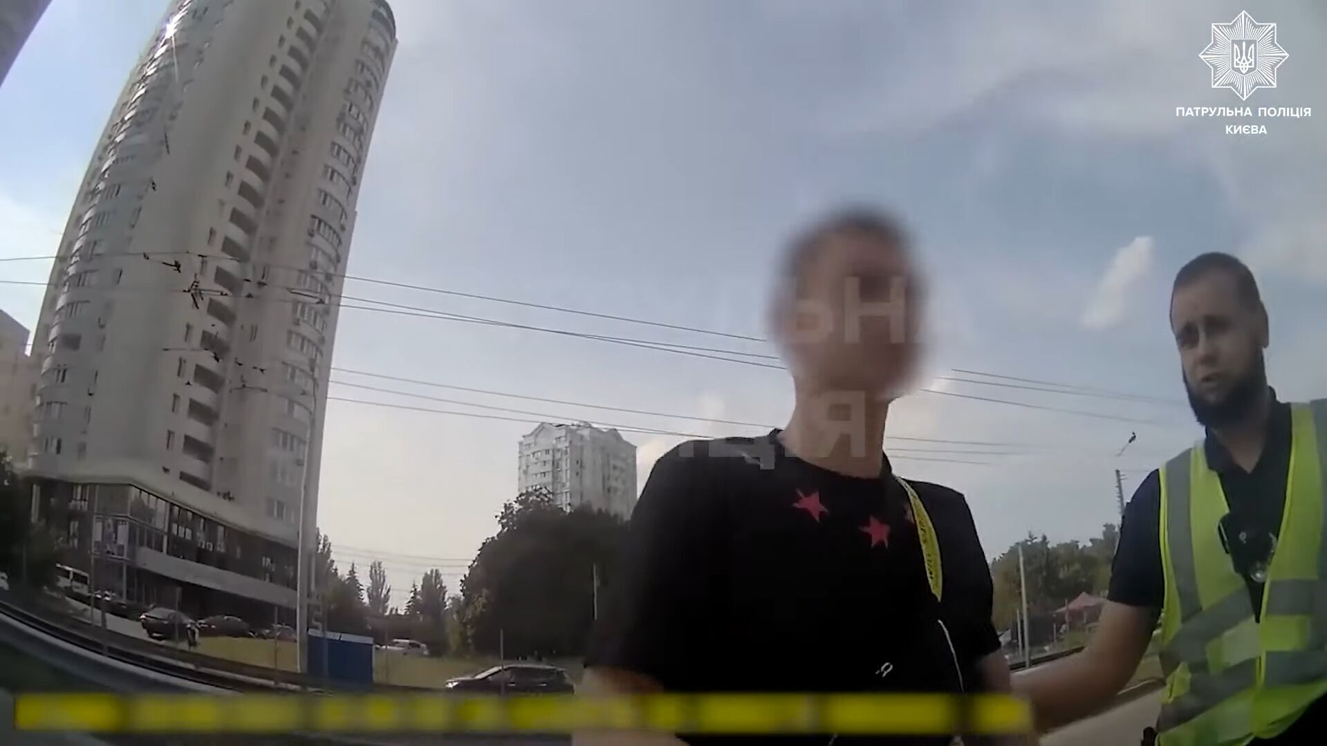 "Жевал жвачку": в Киеве водитель, вероятно, съел наркотики, когда его патрульные остановили для проверки. Видео