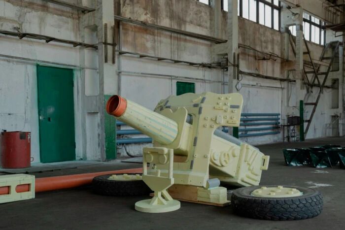 "Фальшива армія": Financial Times показали виробництво "Метінвесту", де роблять макети техніки, яка "дурить" окупантів