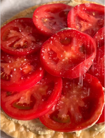 Легкий вариант для вкусного обеда: рецепт слойки с томатами и базиликом