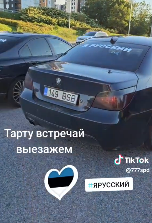 У Латвії пригрозили штрафами за наклейки "я русский" на авто 