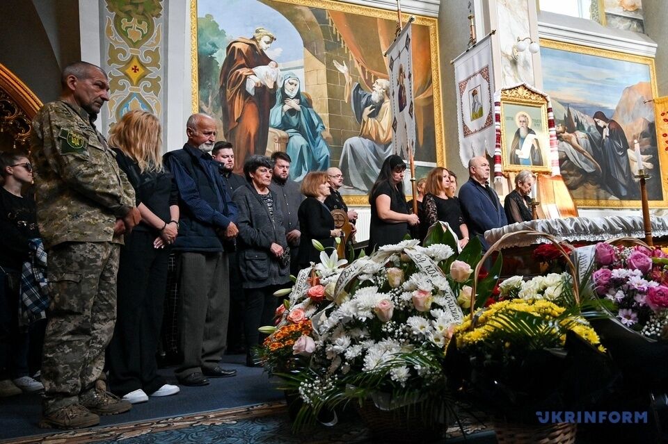 Похоронили рядом с сыном: во Львовской области попрощались с матерью Кузьмы Скрябина. Фото