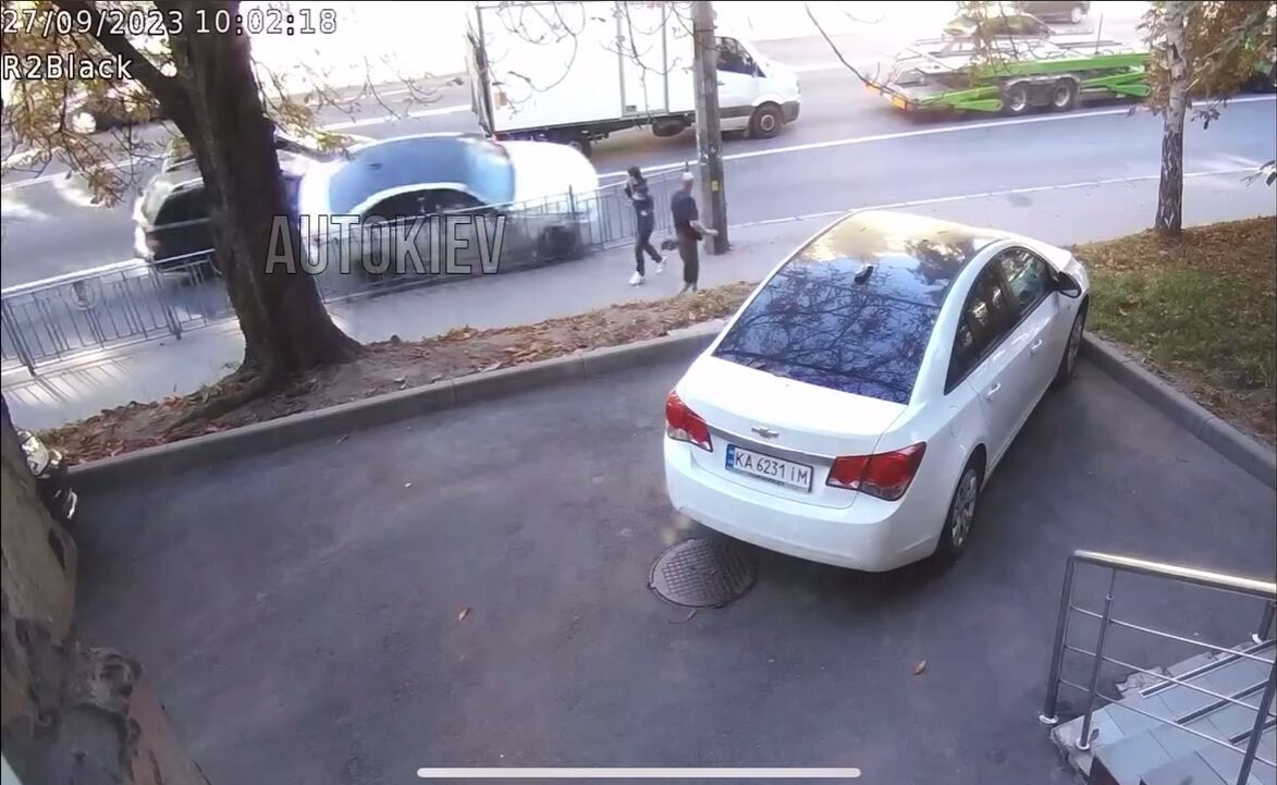 В Киеве легковушка, пытаясь объехать пробку, спровоцировала масштабную аварию: момент ДТП зафиксировала камера. Видео