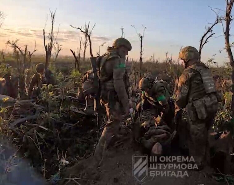 Преодолели почти два километра пешком: воины ВСУ показали, как спасали раненого побратима. Видео