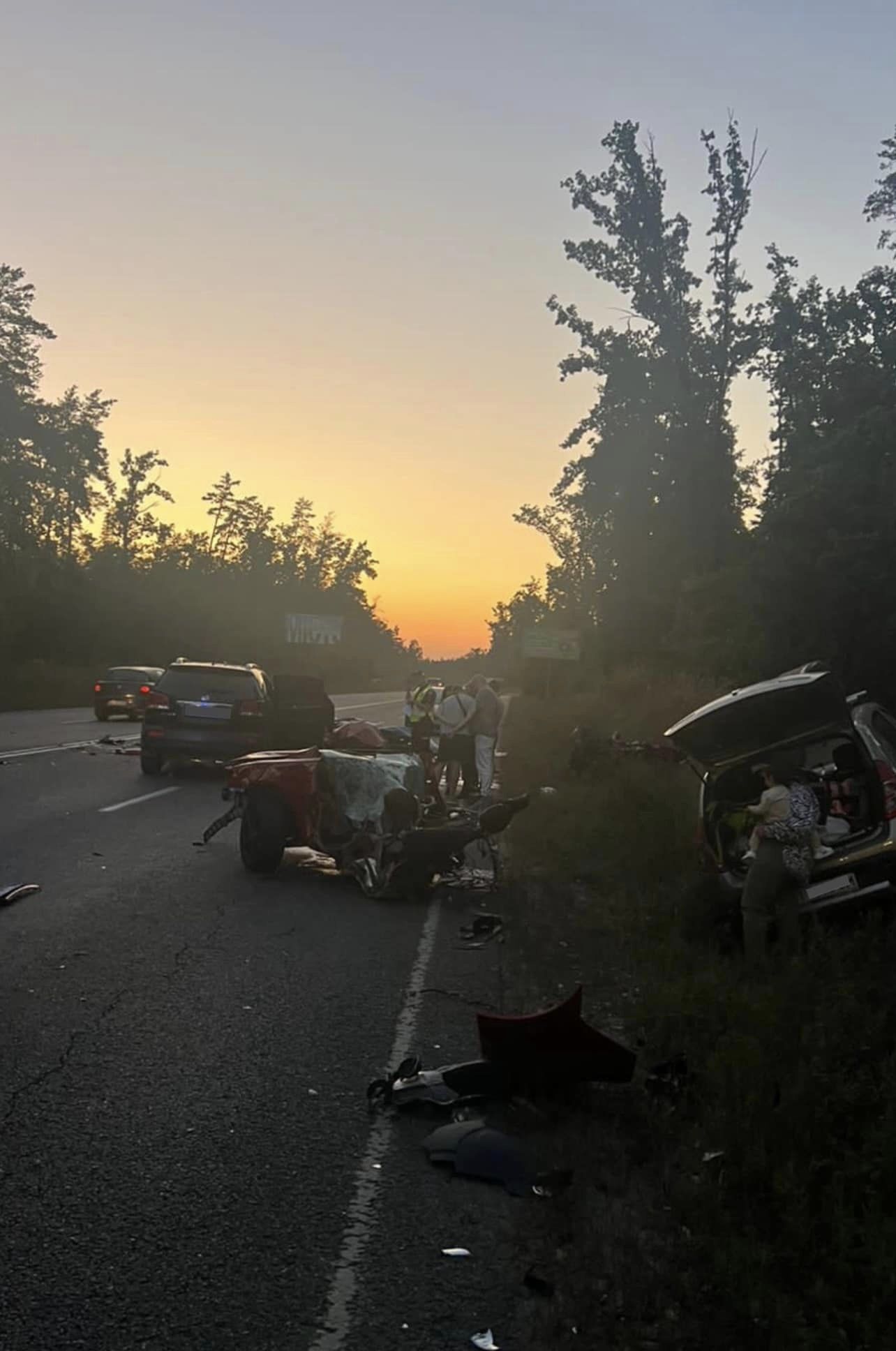 В Киеве случилось страшное ДТП, погибли два человека: фото и видео с места