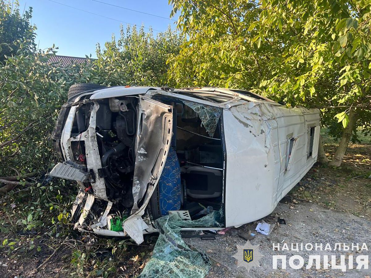 В Запорожье маршрутка с пассажирами влетела в столб и перевернулась: много пострадавших. Фото