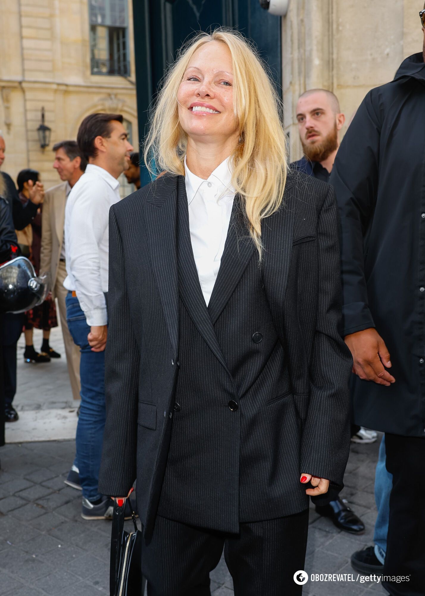 56-летняя Памела Андерсон пришла на Неделю моды в Париже без макияжа и поразила публику. Фото