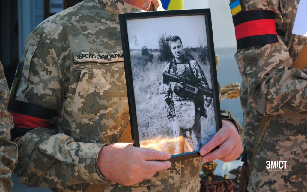 Попрощатись прийшли сотні людей: у Бахмуті героїчно загинув солдат Володимир Черниш із Полтави. Фото