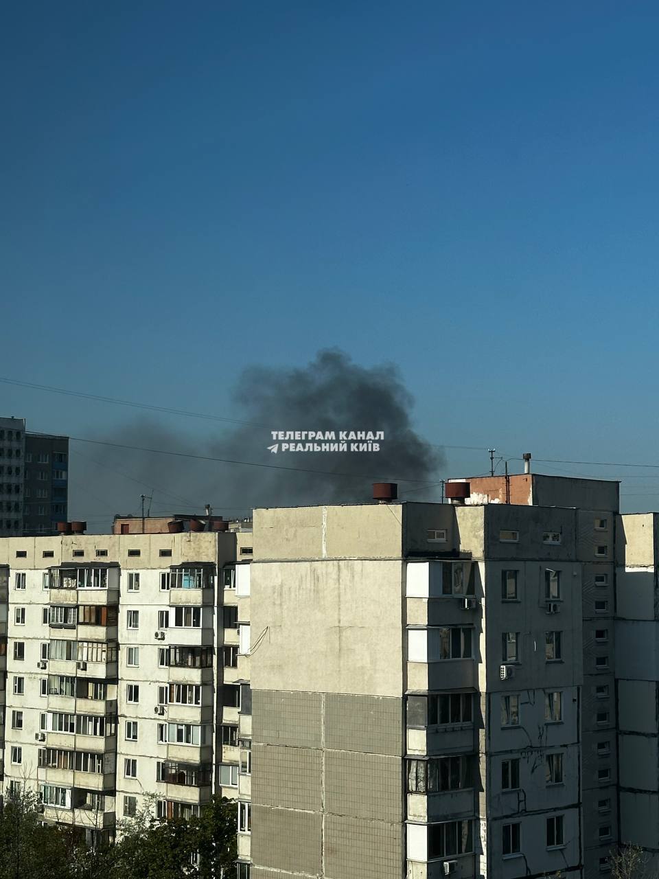 У Києві на Троєщині під час руху загорівся легковик. Відео