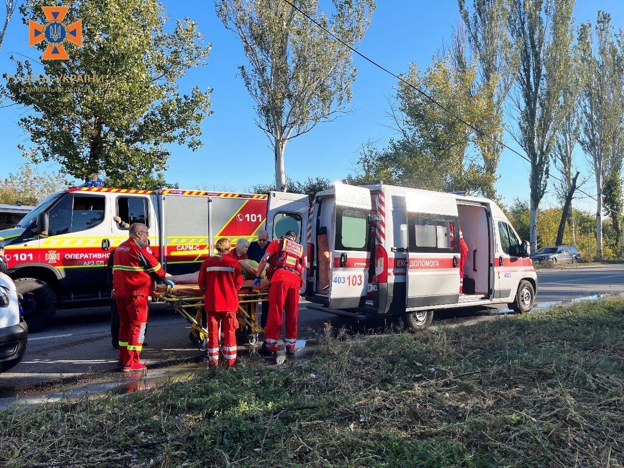 В Запорожье маршрутка с пассажирами влетела в столб и перевернулась: много пострадавших. Фото