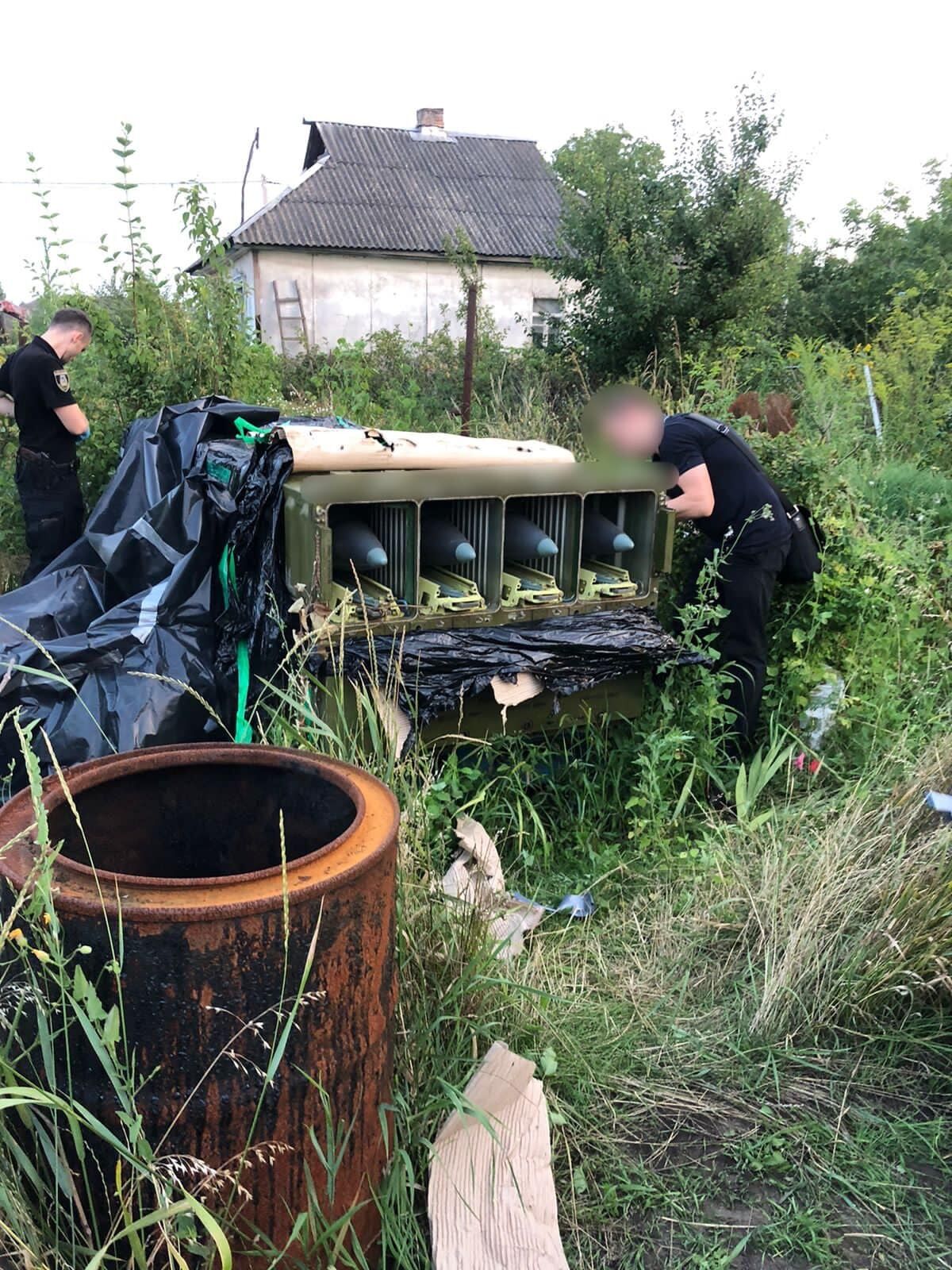 В Киевской области разоблачили двух мужчин, которые хранили ЗРК оккупантов и ракеты к нему. Фото