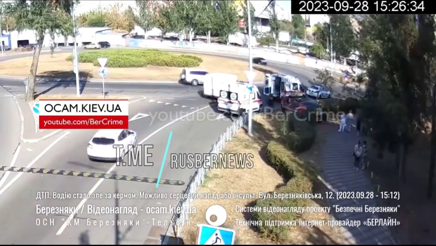 У Києві водій під час руху знепритомнів, і некерована машина в’їхала в стовп: момент ДТП зафіксувала камера. Відео