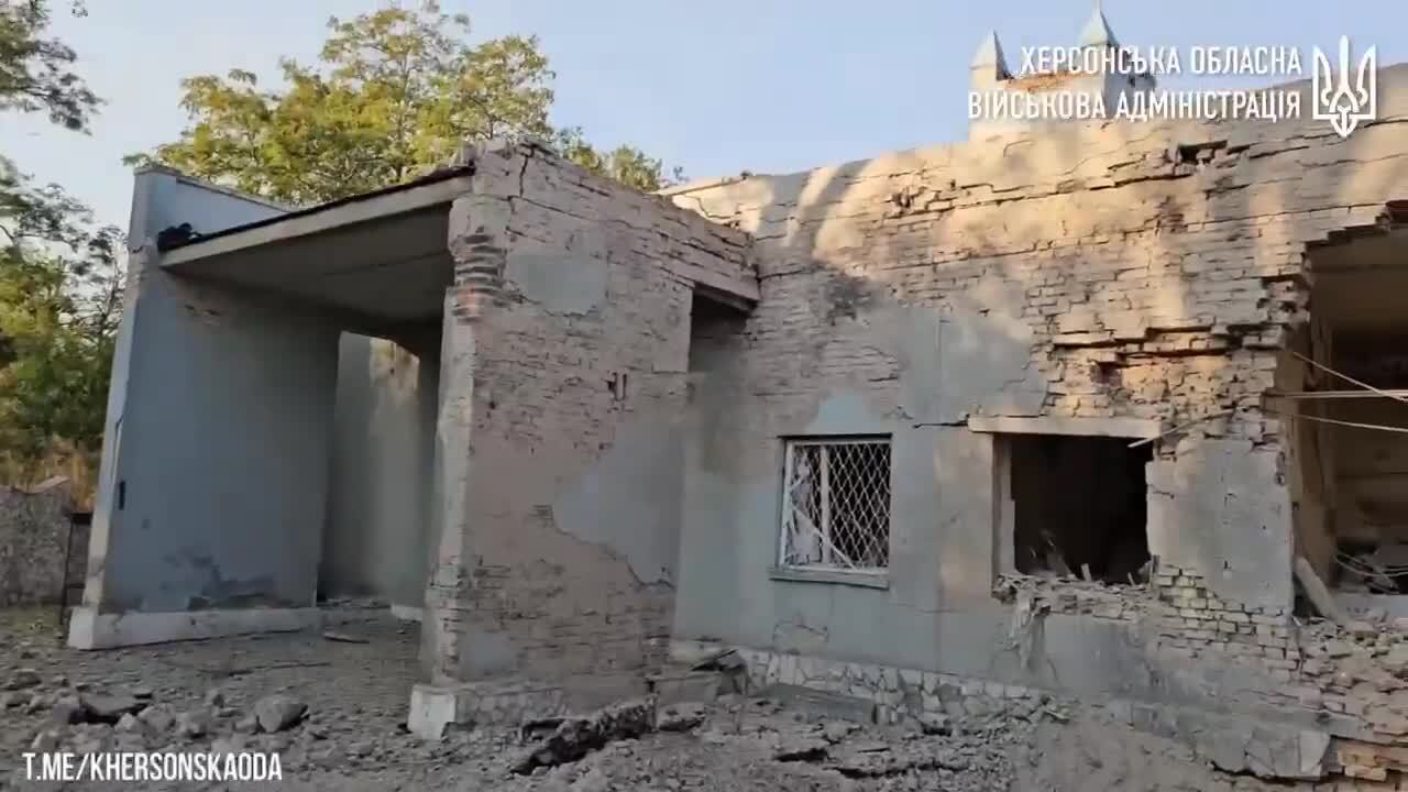 Росіяни обстріляли житловий квартал Херсона: знищено заклад громадського харчування. Відео
