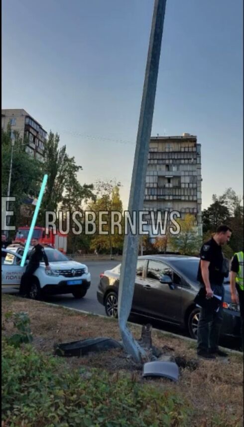 В Киеве водитель во время движения упал в обморок, и неуправляемая машина въехала в столб: момент ДТП зафиксировала камера. Видео