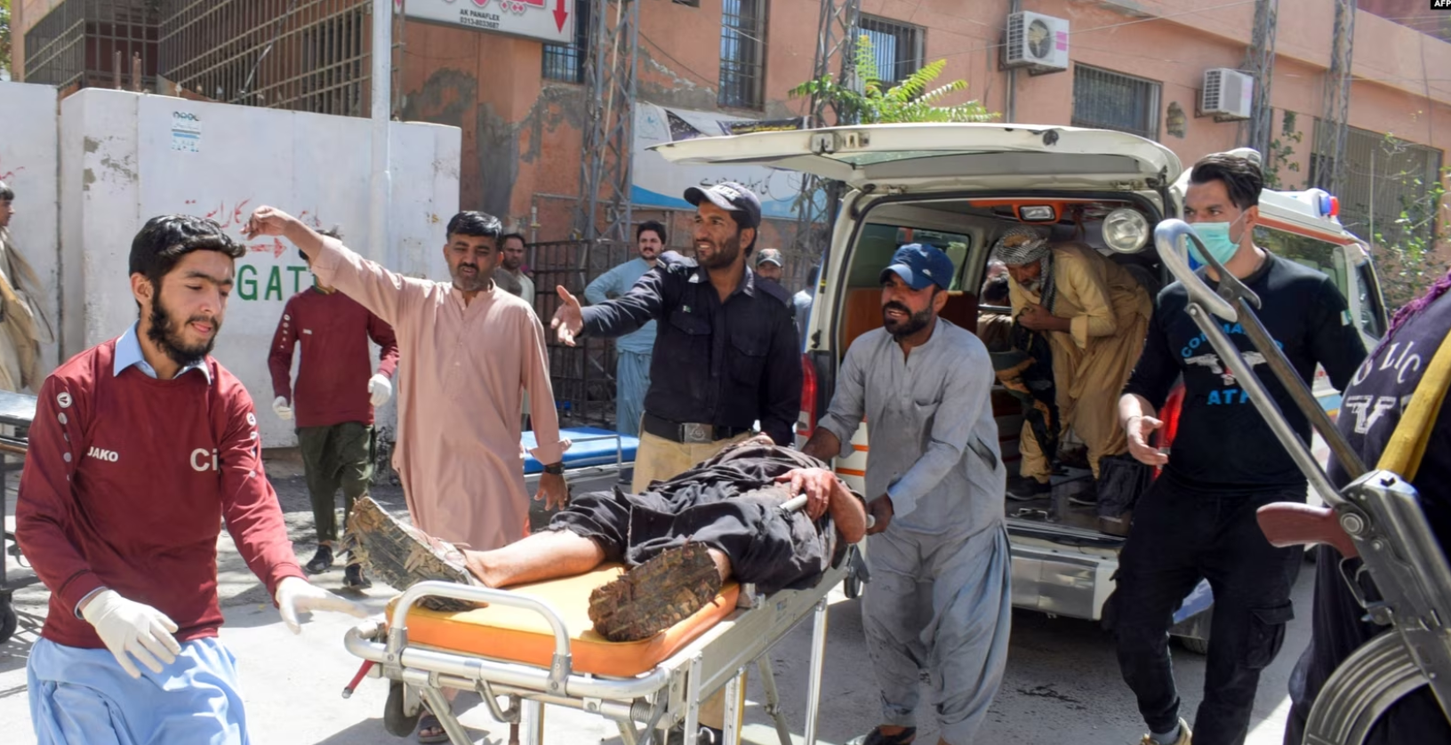 В Пакистане террорист-смертник устроил взрыв возле мечети: 50 человек погибли, много раненых