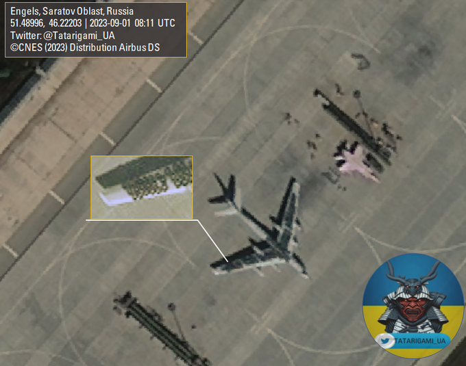 Россияне обложили бомбардировщик Ту-95 шинами, чтобы спасти от "бавовны". Фото с аэродрома Энгельса
