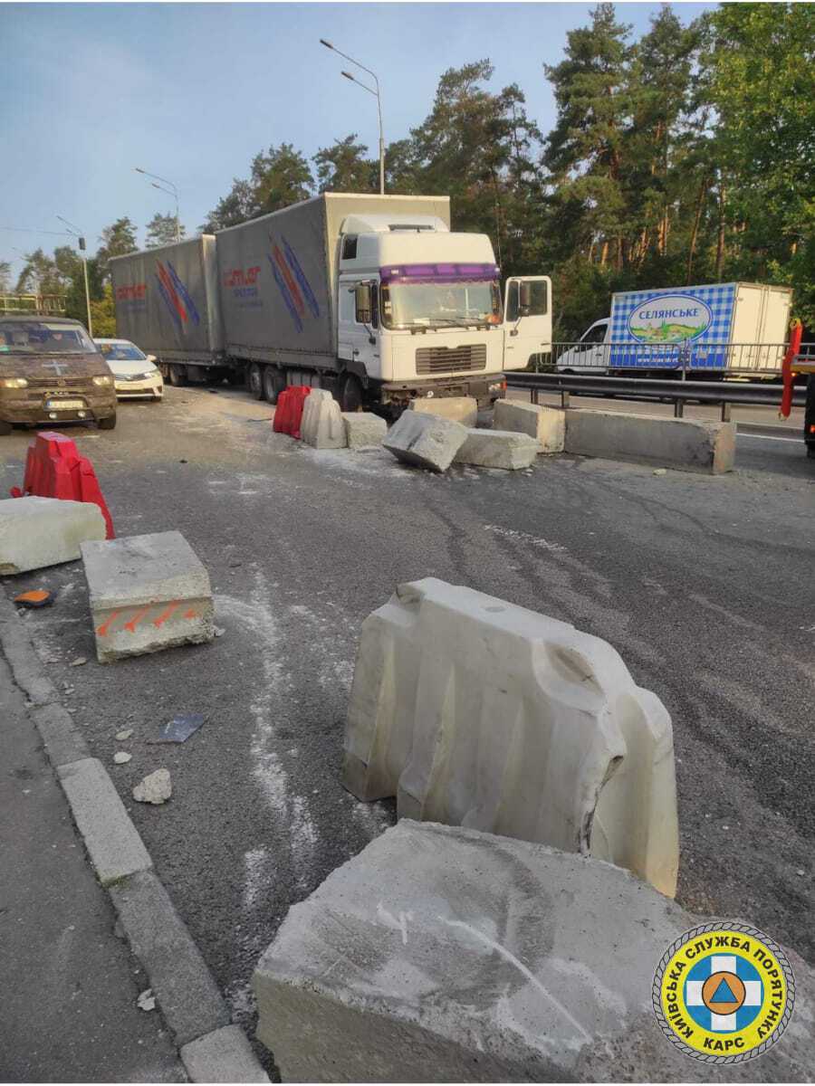 На в’їзді до Києва вантажівка на швидкості протаранила блокпост. Фото