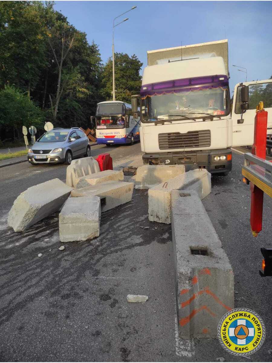 На въезде в Киев грузовик на скорости протаранил блокпост. Фото