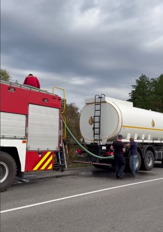 Під Києвом другу добу гасять масштабну пожежу на торф’яниках. Відео