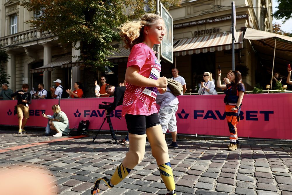 Дівчинка з Краматорська, яка втратила обидві ноги, пробігла півмарафон у Львові. Фото
