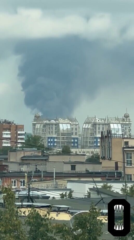 У Санкт-Петербурзі спалахнула потужна пожежа в районі нафтобази, було чутно вибухи: піднявся чорний дим. Відео