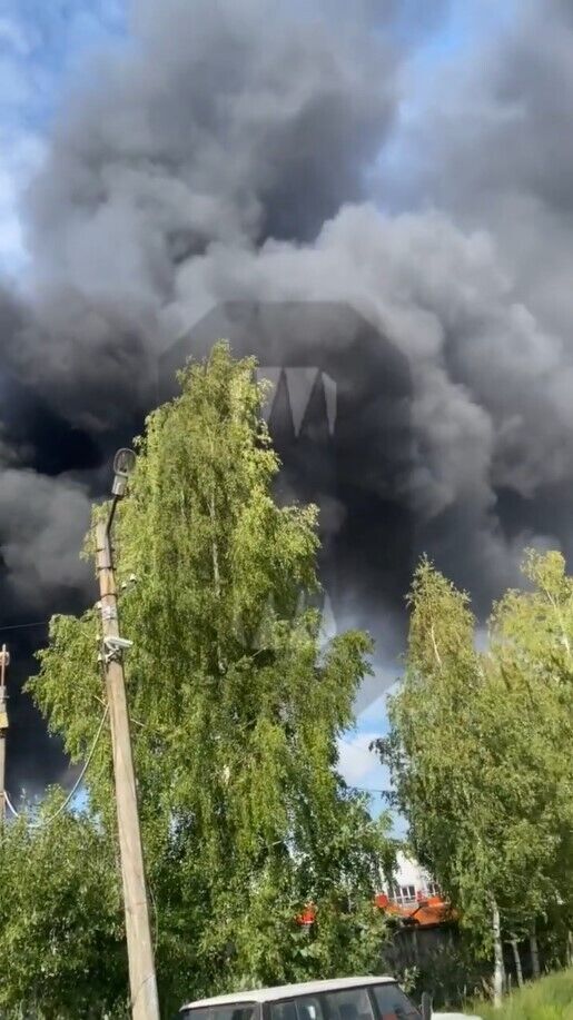 В Санкт-Петербурге вспыхнул мощный пожар в районе нефтебазы, слышны взрывы: поднялся черный дым. Видео