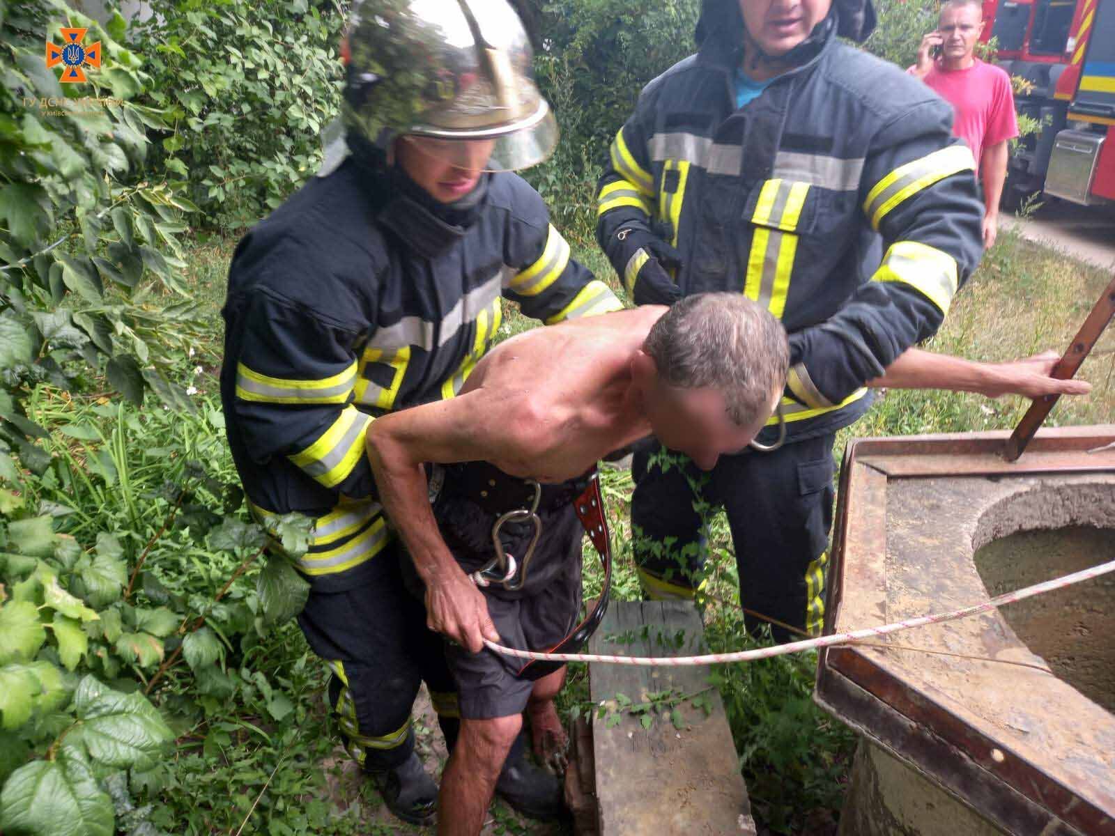 В Киевской области мужчина упал в колодец глубиной 18 метров. Фото