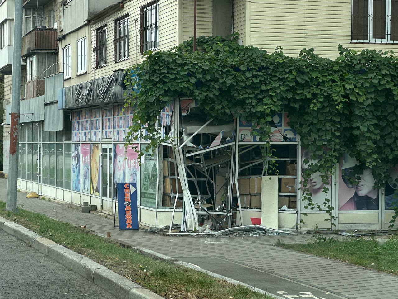 У Києві легковик на швидкості в’їхав у вітрину магазина. Фото 