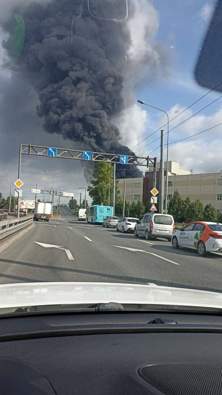 В Санкт-Петербурге вспыхнул мощный пожар в районе нефтебазы, слышны взрывы: поднялся черный дым. Видео