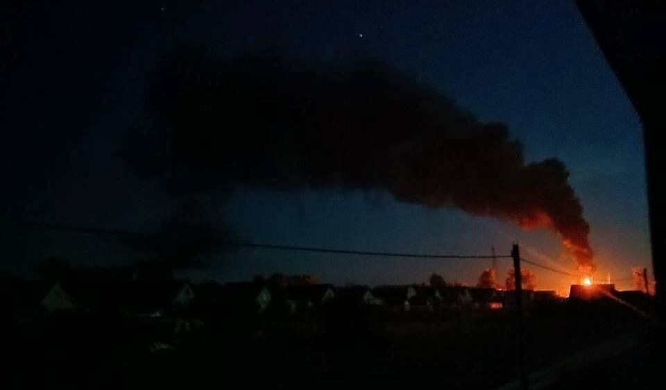 В Брянской области РФ горит электроподстанция: часть района осталась без света. Фото и видео