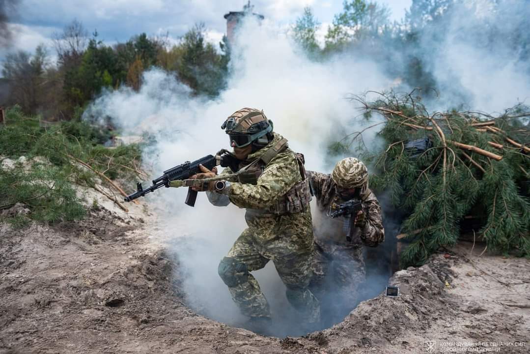 Украинские защитники обороняются на востоке и юге и продолжают наступление на Мелитопольском и Бахмутском направлениях – Генштаб