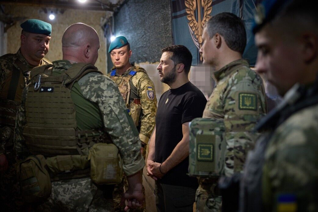 "Каждая особенная, но все мощные": Зеленский посетил восемь боевых бригад ВСУ в Донецкой области. Видео