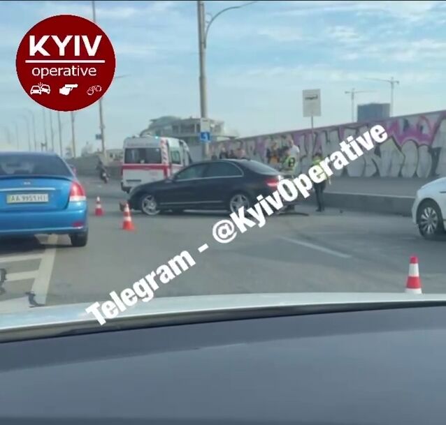 У Києві на Подолі зіткнулись Mercedes та Renault: є потерпілі, виник затор. Відео 