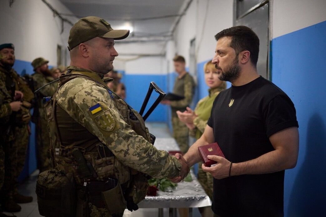 "Каждая особенная, но все мощные": Зеленский посетил восемь боевых бригад ВСУ в Донецкой области. Видео