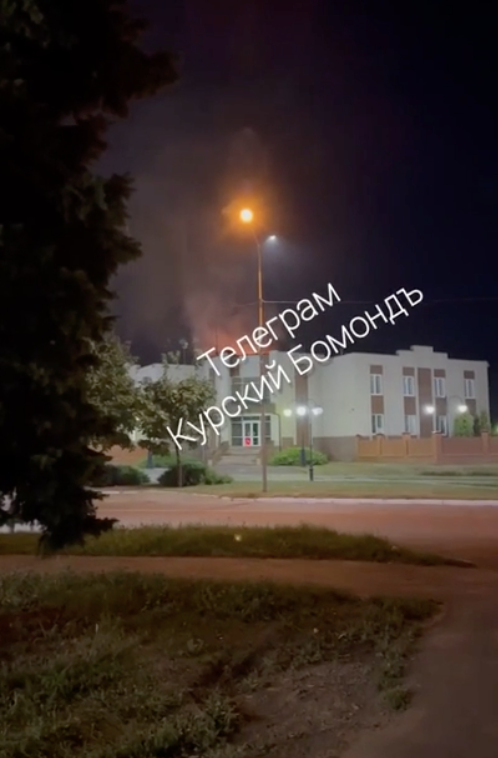 В Курской области РФ беспилотник попал в здание ФСБ: возник пожар. Видео