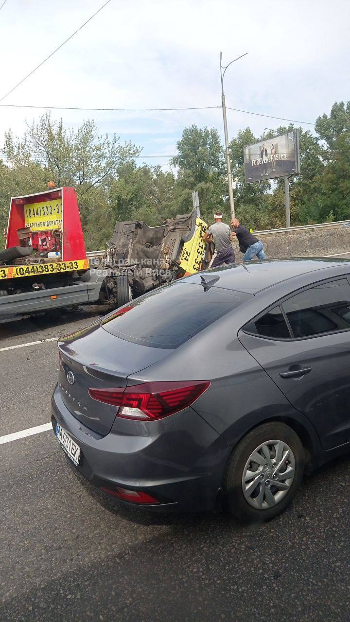 У Києві на проспекті Шухевича евакуатор протаранив відбійник: у машини відірвало кабіну. Фото