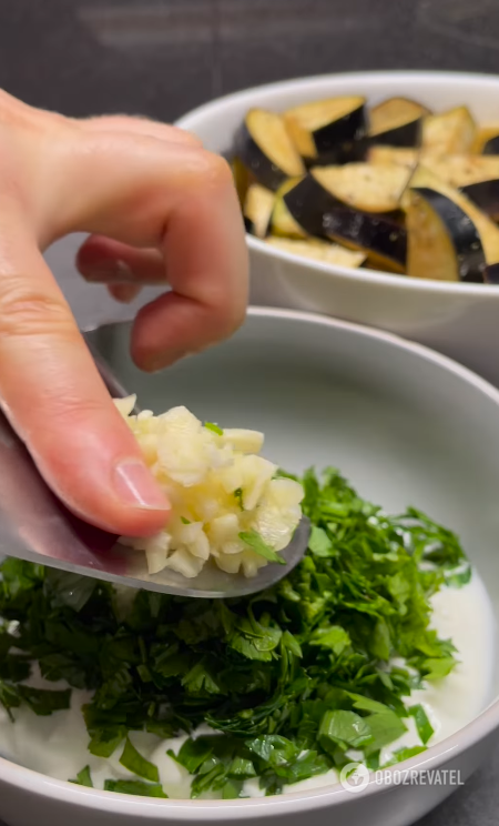 Вкусные запеченные баклажаны в сметане: понадобится всего 5 компонентов