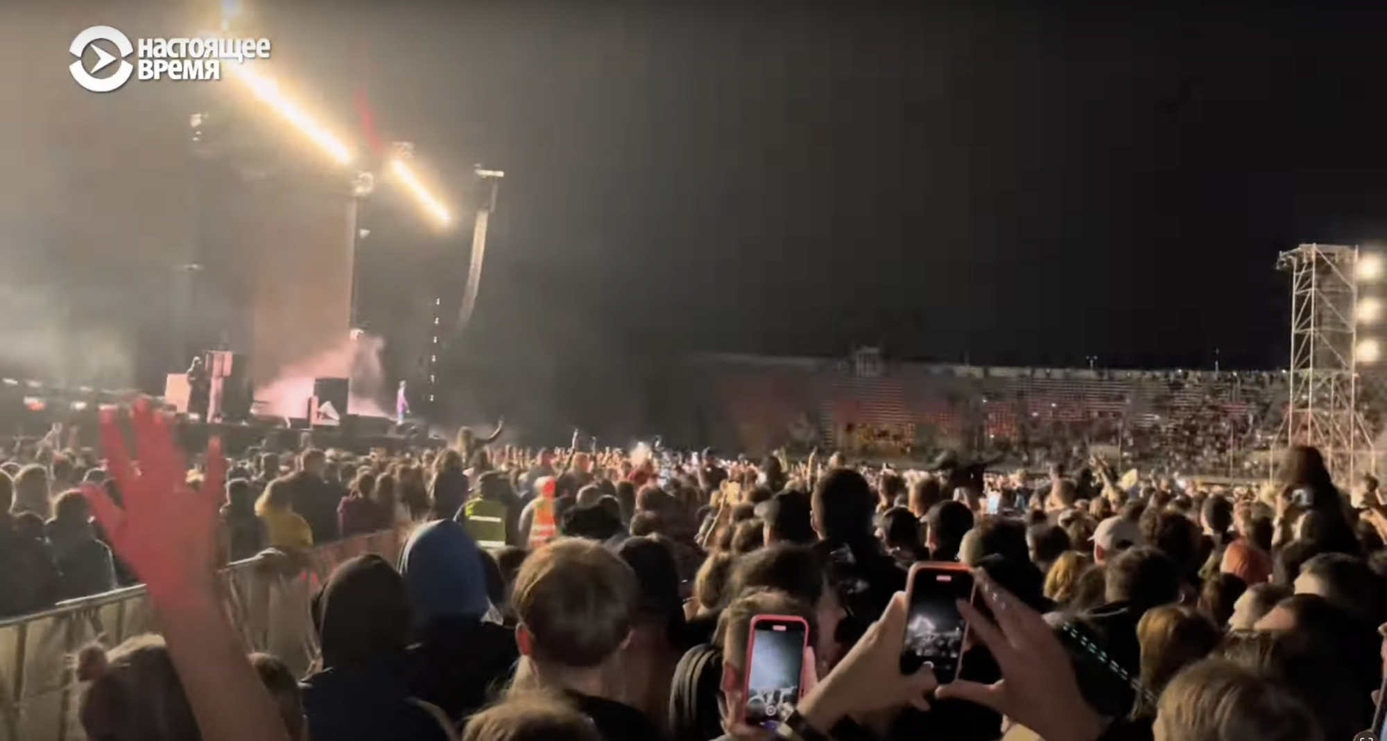 Макс Корж на своем концерте в Риге призвал 35-тысячную публику скандировать "Нет войне!" и вызвал истерику у россиян