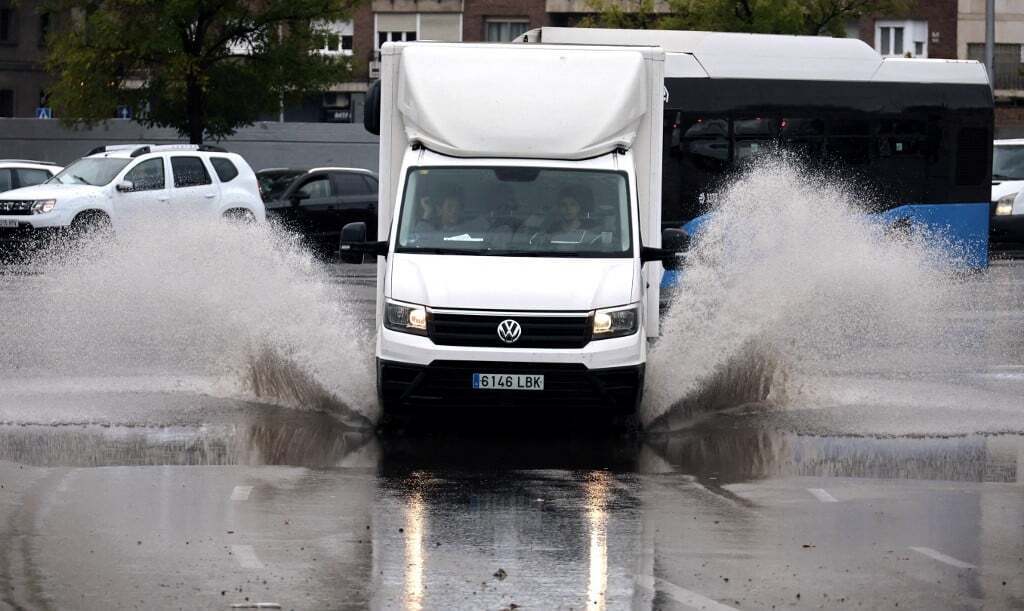 Всю Іспанію заливають дощі: через повені загинуло п'ятеро людей. Фото і відео